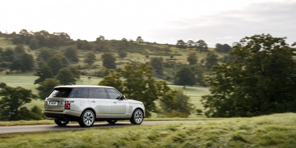 1454281_RR_18MY_PHEV_LWB_Onroad_101017_01