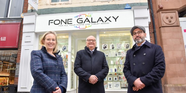 (L-R) Morris Property's Sarah Evans and Neil Anderson join Fone Galaxy director Hassan on his recent move to 4 Pride Hill